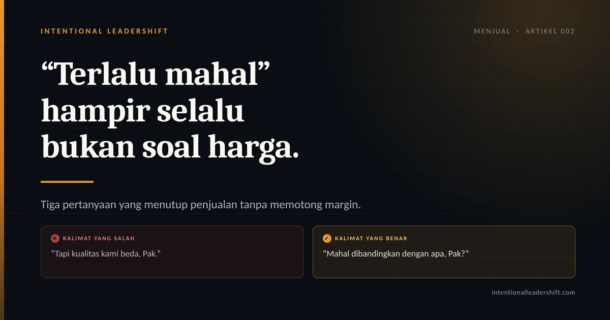 Kartu kalimat: &ldquo;Terlalu mahal&rdquo; hampir selalu bukan soal harga. Kalimat yang salah: &ldquo;Tapi kualitas kami beda, Pak.&rdquo; Kalimat yang benar: &ldquo;Mahal dibandingkan dengan apa, Pak?&rdquo;
