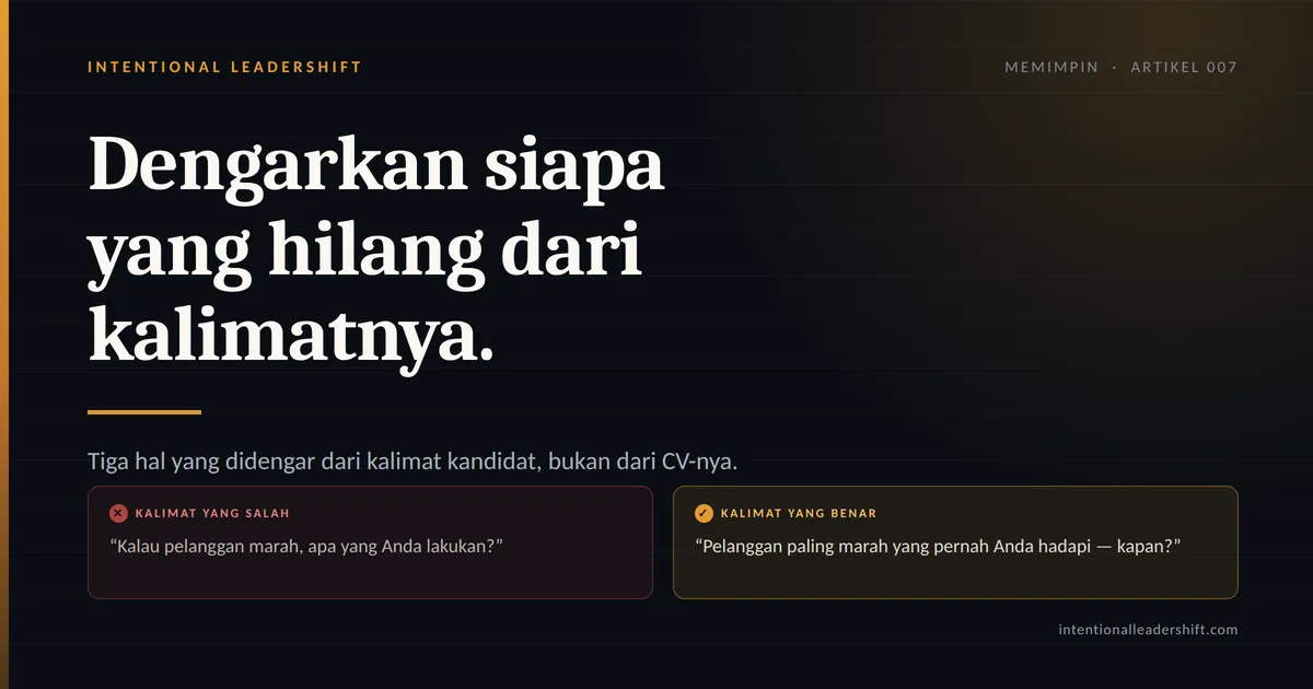 Kartu kalimat: dengarkan siapa yang hilang dari kalimatnya. Pertanyaan yang salah: &ldquo;Kalau pelanggan marah, apa yang Anda lakukan?&rdquo; Pertanyaan yang benar: &ldquo;Pelanggan paling marah yang pernah Anda hadapi &mdash; kapan?&rdquo;