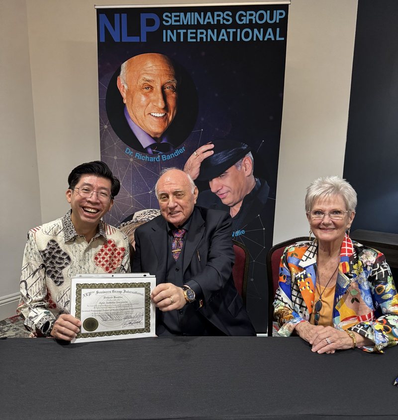 Agus Jatmika Soegiarto menerima sertifikat NLP Trainer dari Dr. Richard Bandler di Orlando